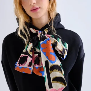 sudadera negra con lazada estampada neo garden